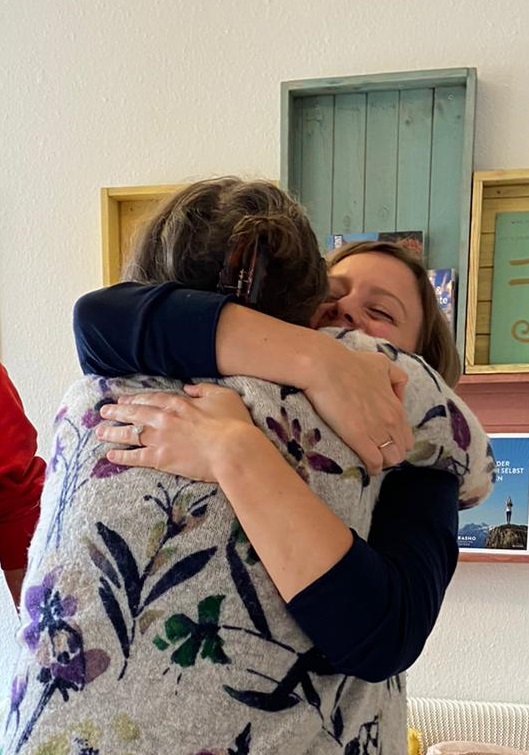 Dieses Bild hat ein leeres alt-Attribut; sein Dateiname ist umarmung.jpg.